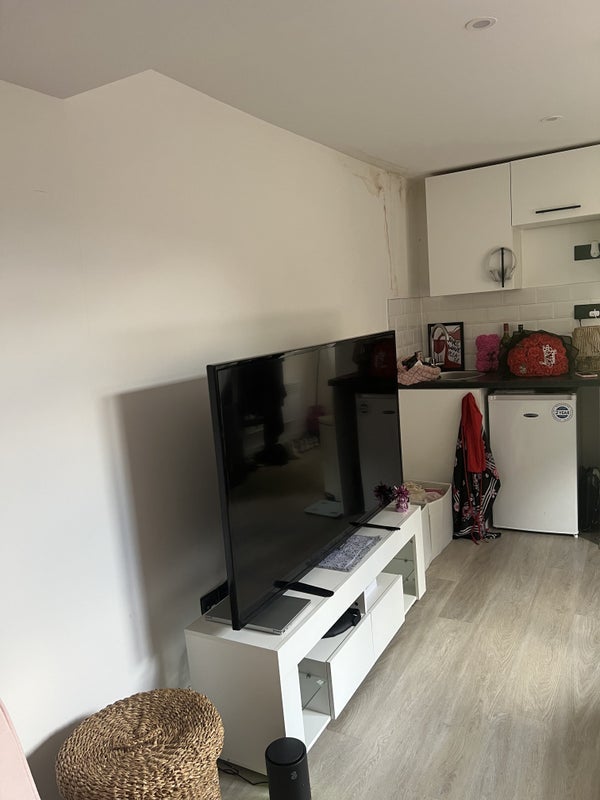 Flat Kenworthy Road in Greater London