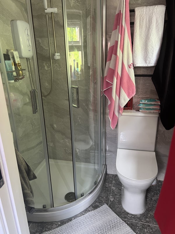 Flat Kenworthy Road in Greater London