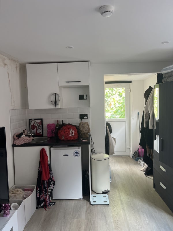 Flat Kenworthy Road in Greater London