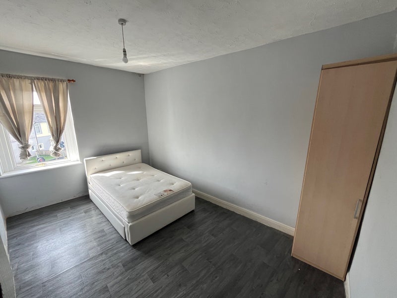 Room Pyle Road in Pyle