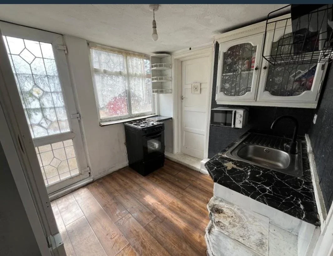 Flat Marston Avenue in Greater London