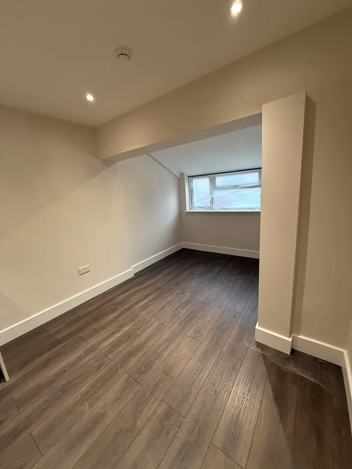 Flat Maple Road in Greater London