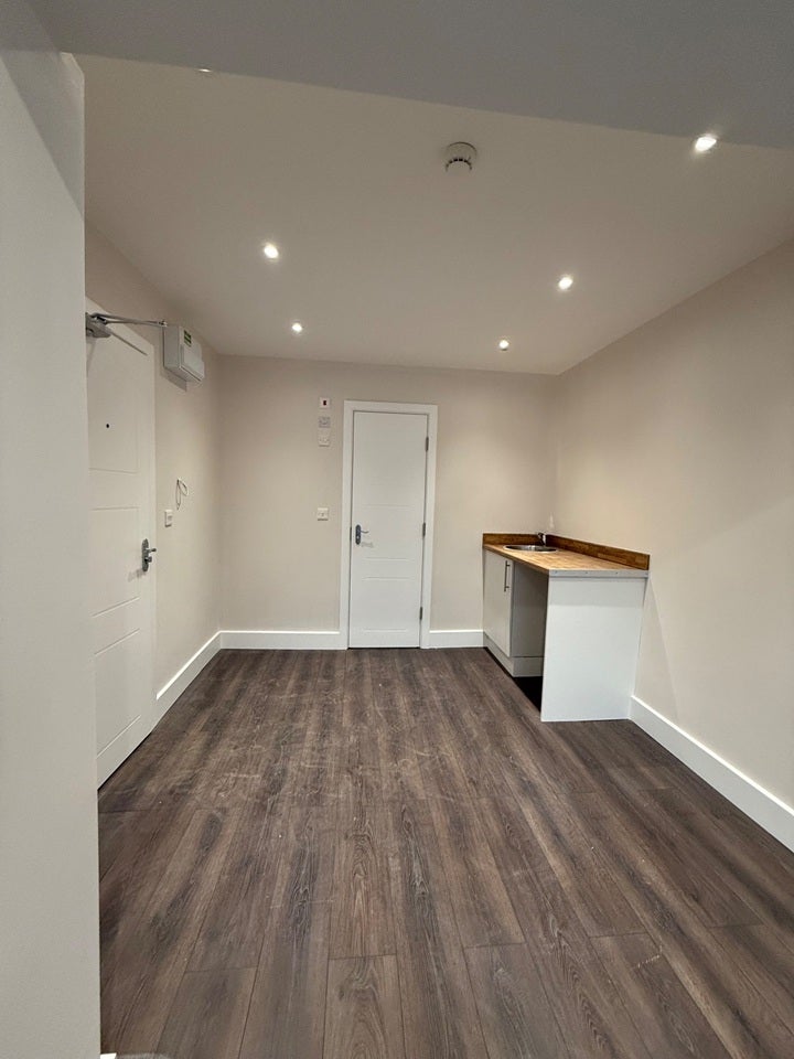 Flat Maple Road in Greater London