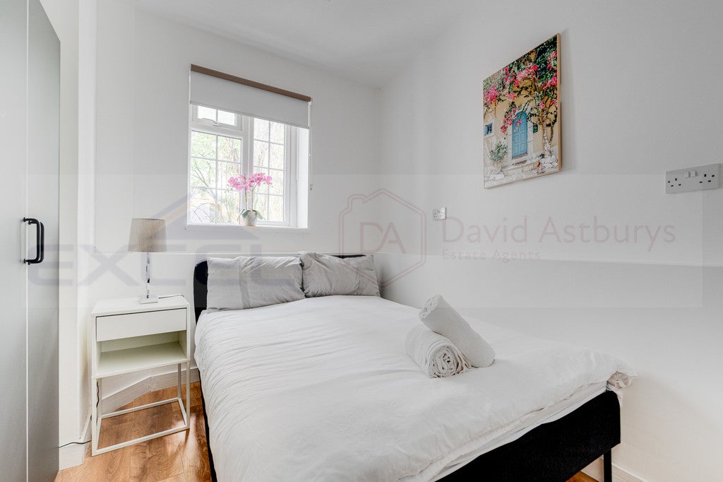 Flat Goldhawk Mews in Greater London