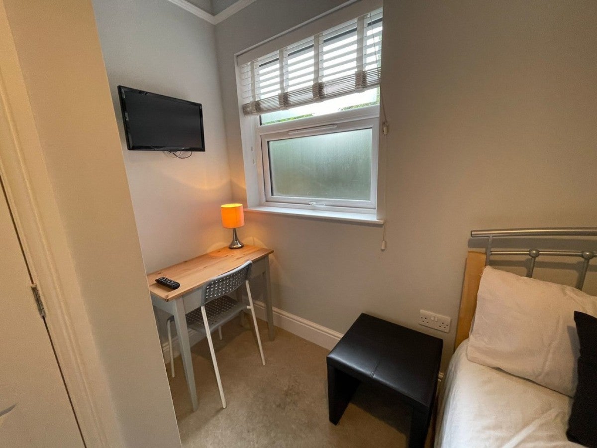 Room Bath Road in Reading