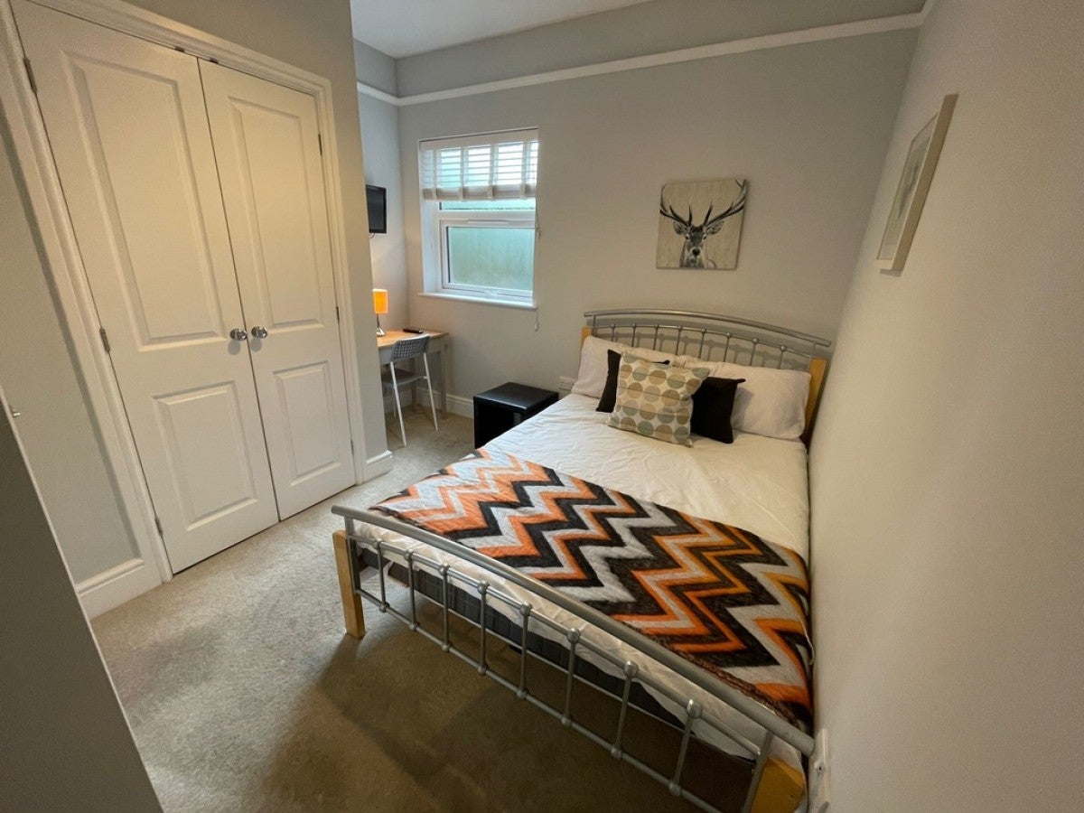 Room Bath Road in Reading