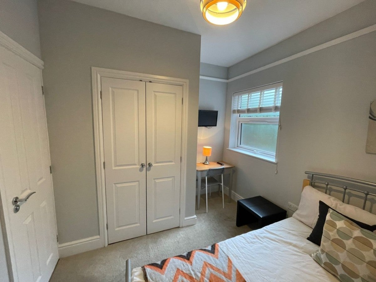 Room Bath Road in Reading