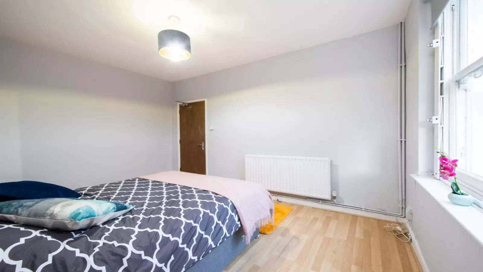Room Burnley Road in Greater London