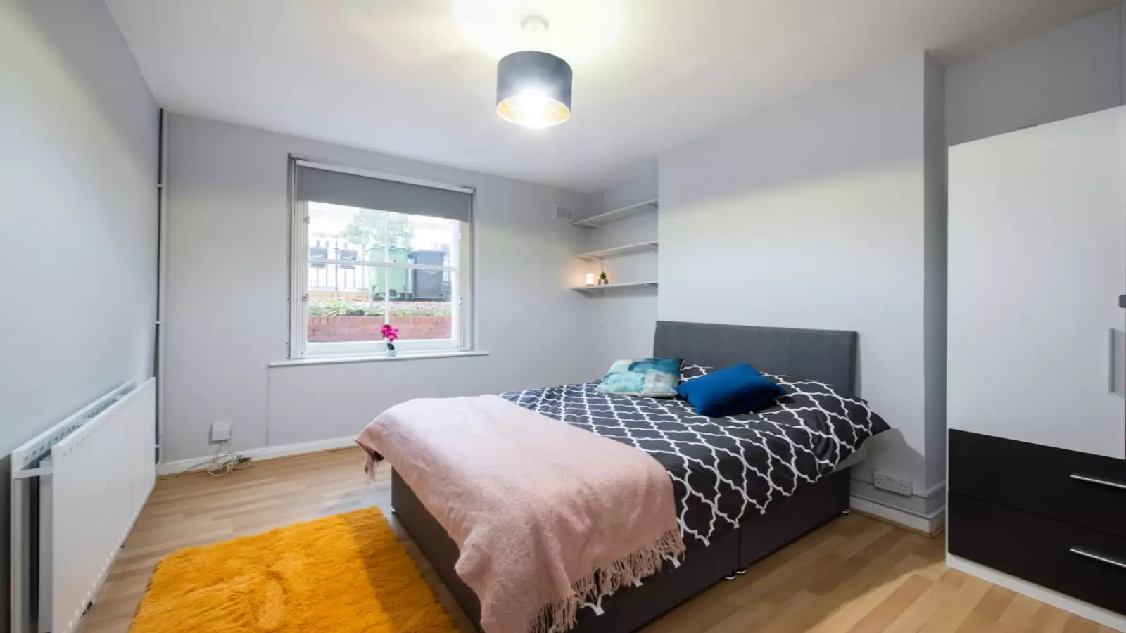 Room Burnley Road in Greater London