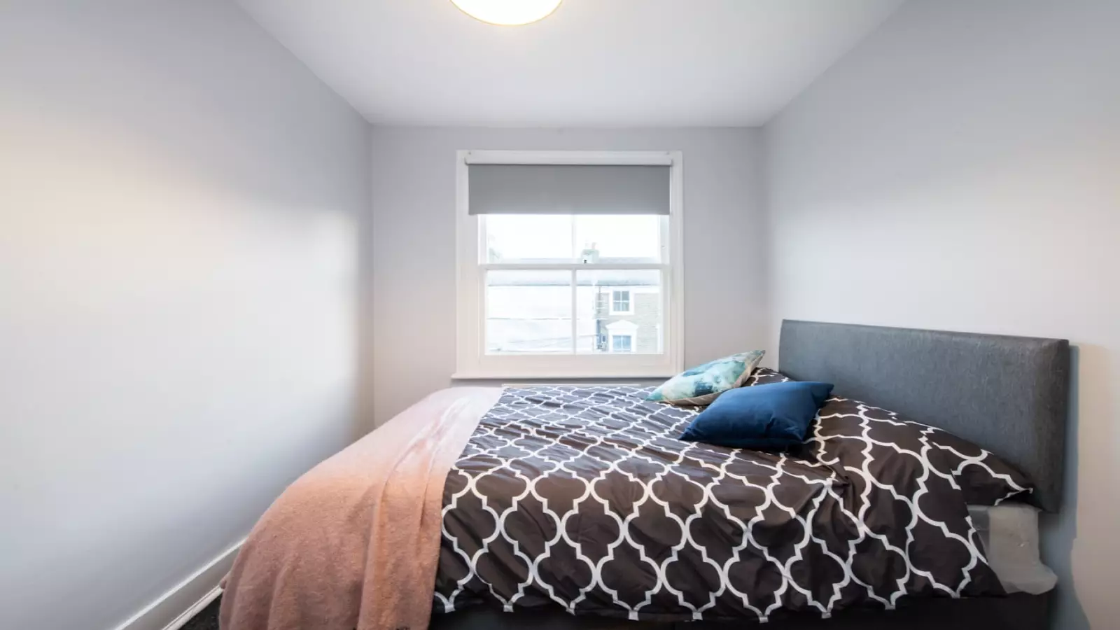 Room Burnley Road in Greater London