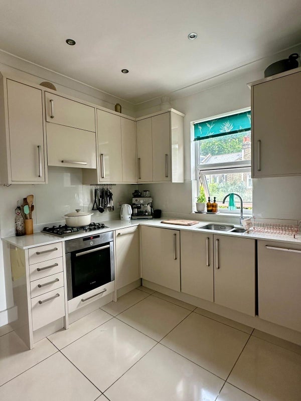 Flat Clovelly Road in Greater London