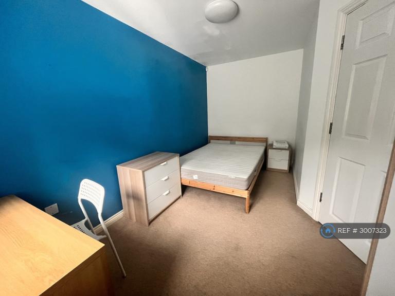 Room Long Down Avenue in Bristol