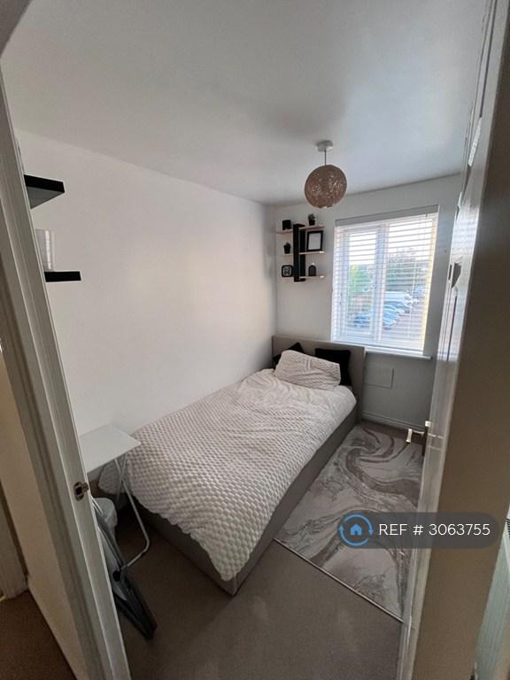 Room Capstan Drive in Greater London
