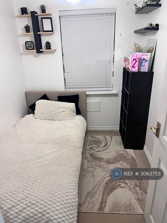 Room Capstan Drive in Greater London