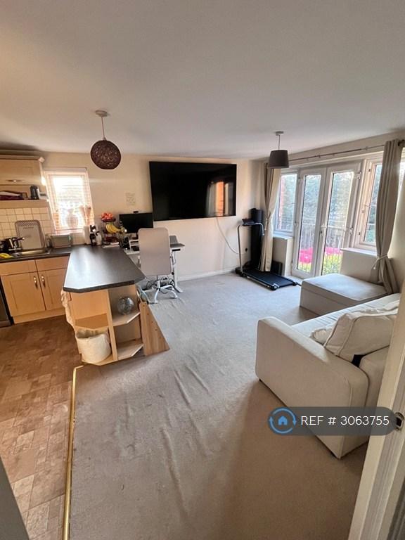 Room Capstan Drive in Greater London