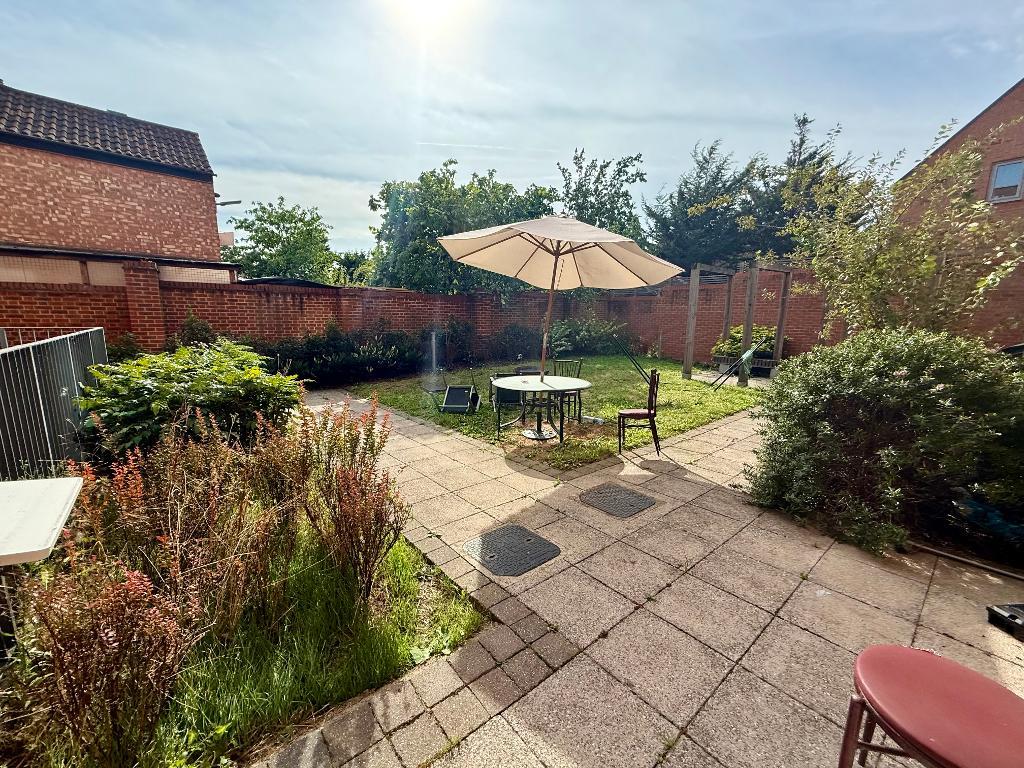 Flat Manet Gardens in Greater London