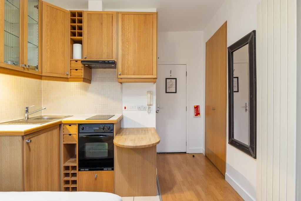 Flat Cartwright Gardens in Greater London