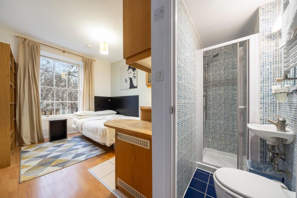 Flat Cartwright Gardens in Greater London