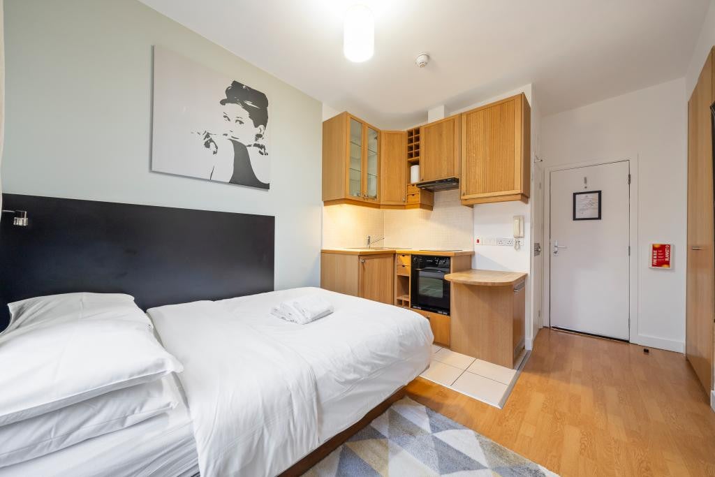 Flat Cartwright Gardens in Greater London