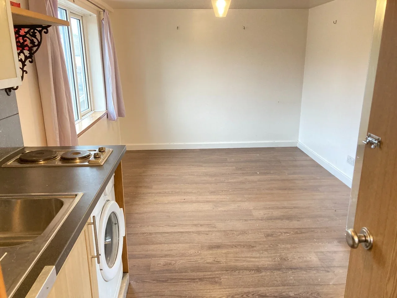 Flat Gunnersbury Crescent in Greater London