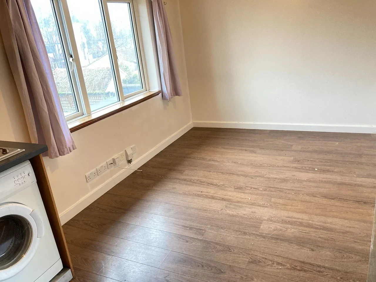 Flat Gunnersbury Crescent in Greater London