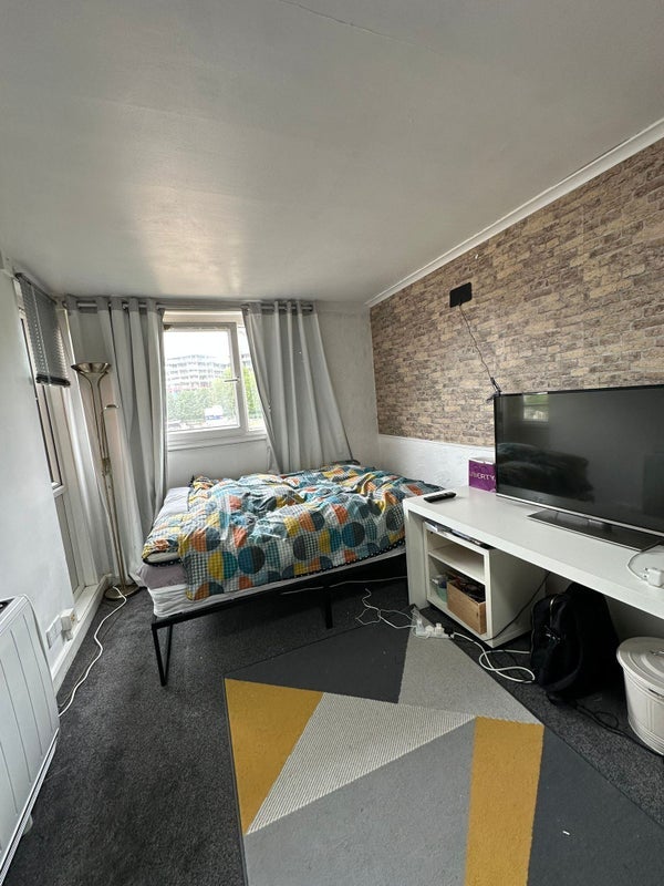 Room Bakersfield in Greater London