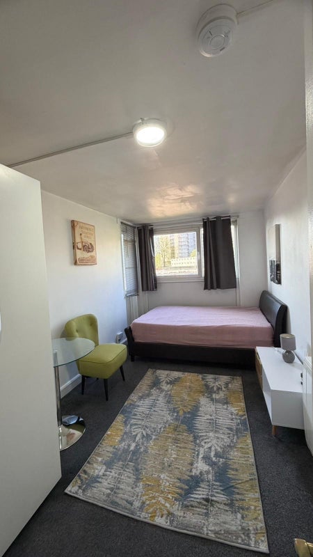Room Bakersfield in Greater London