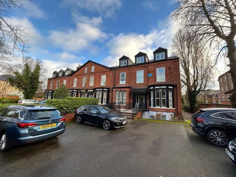 Flat Wilmslow Road in Manchester