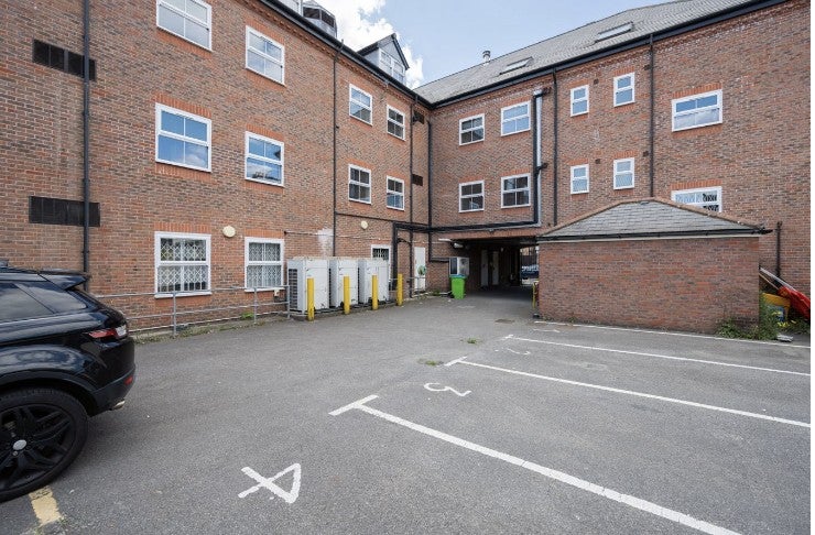 Flat Garratt Lane in Greater London