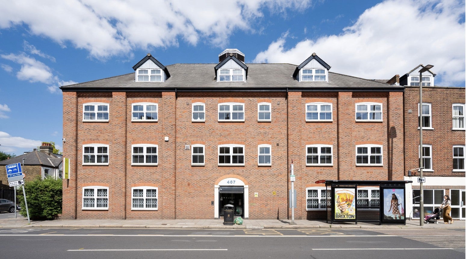 Flat Garratt Lane in Greater London