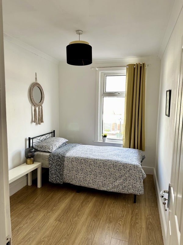 Room Hollington Road in Greater London