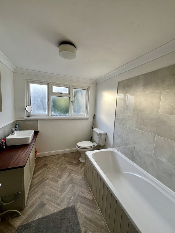 Room Hollington Road in Greater London