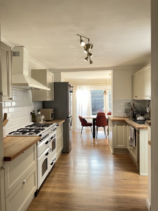 Room Hollington Road in Greater London