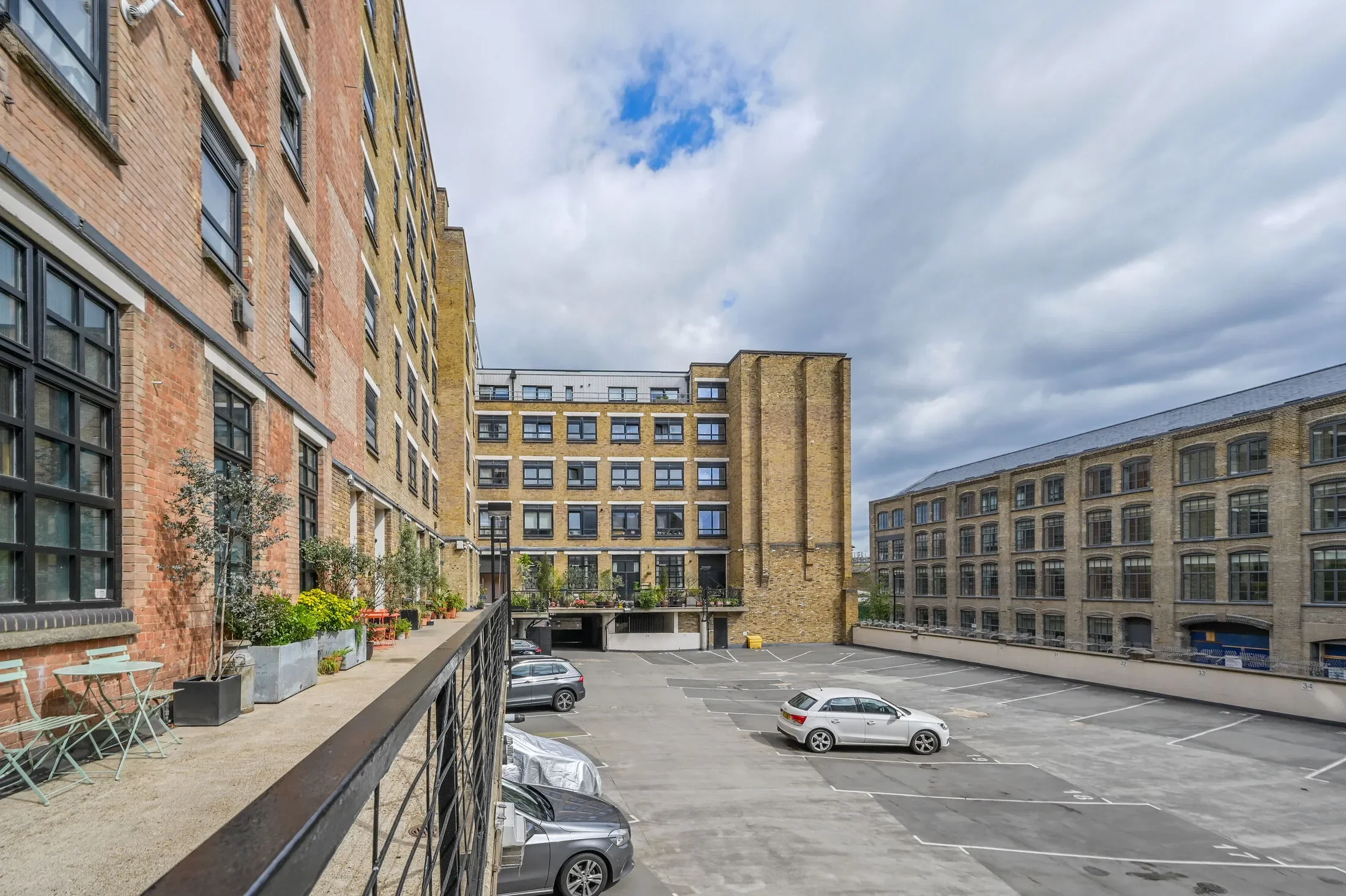 Flat Punderson's Gardens in Greater London
