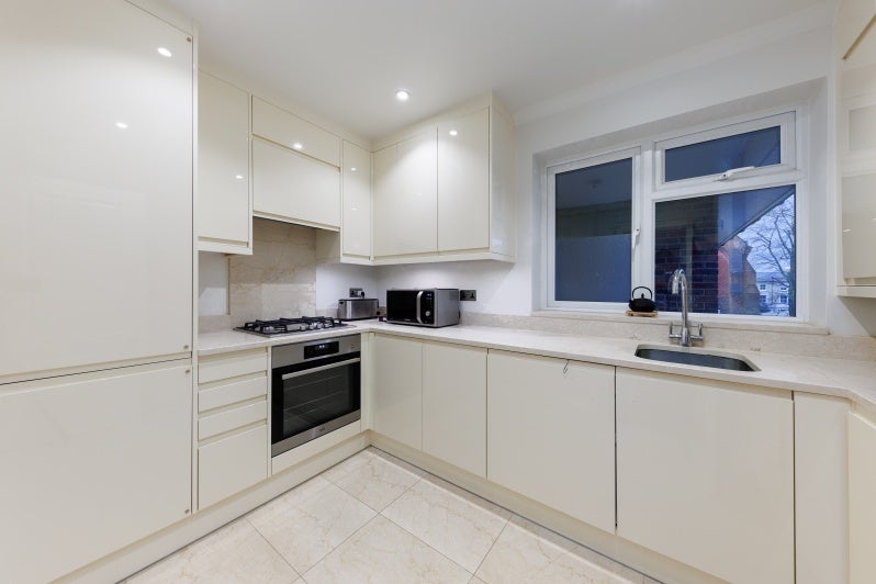 Flat Denmark Avenue in Greater London