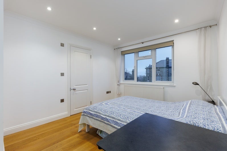 Flat Denmark Avenue in Greater London