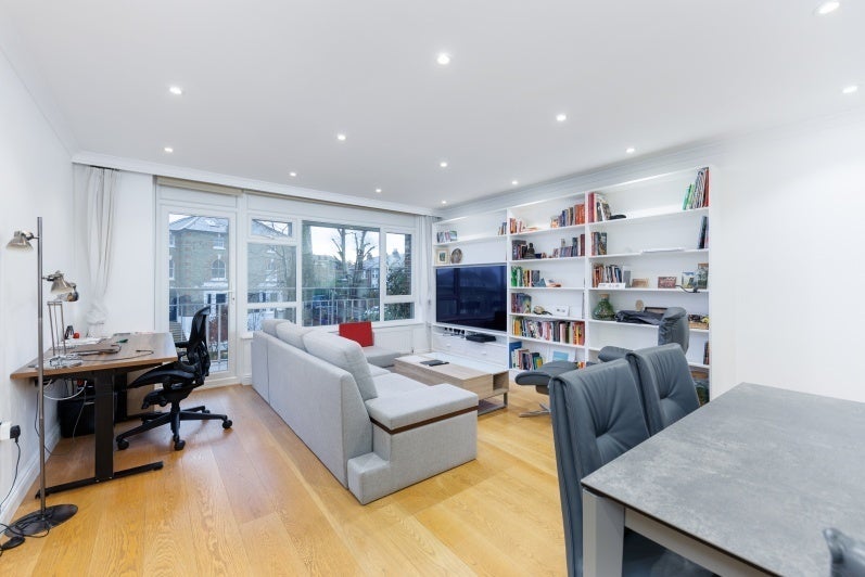 Flat Denmark Avenue in Greater London