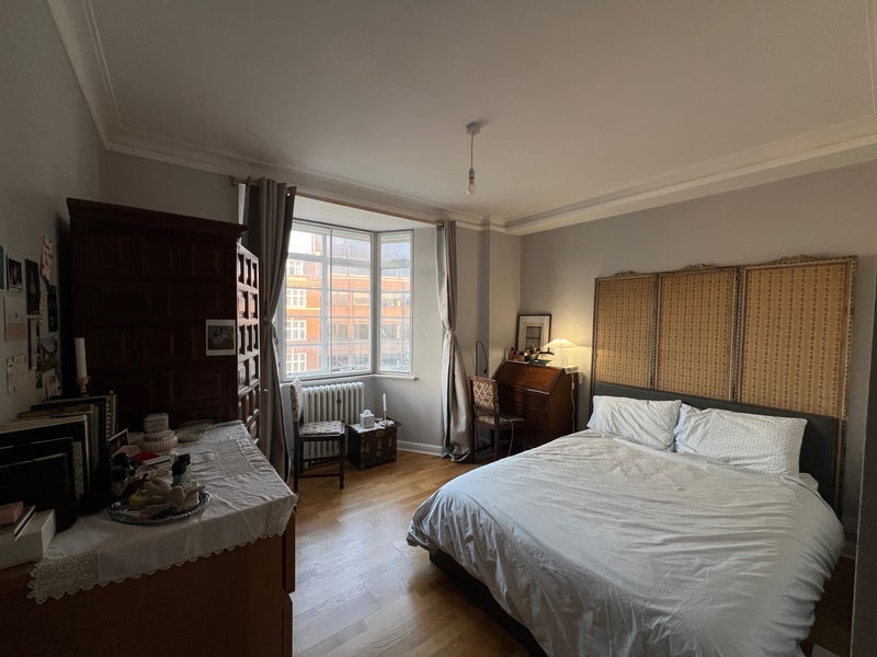 Room College Crescent in Greater London