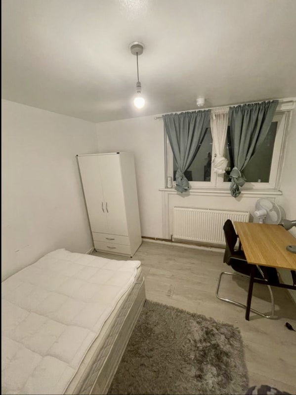 Flat Aubrey Moore Point in Greater London