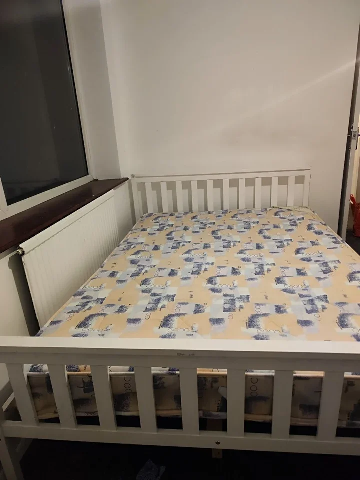 Room Essex Walk in Swindon
