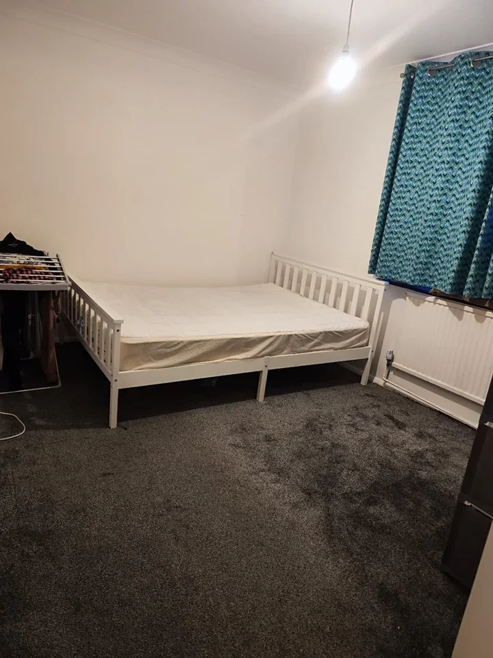 Room Essex Walk in Swindon