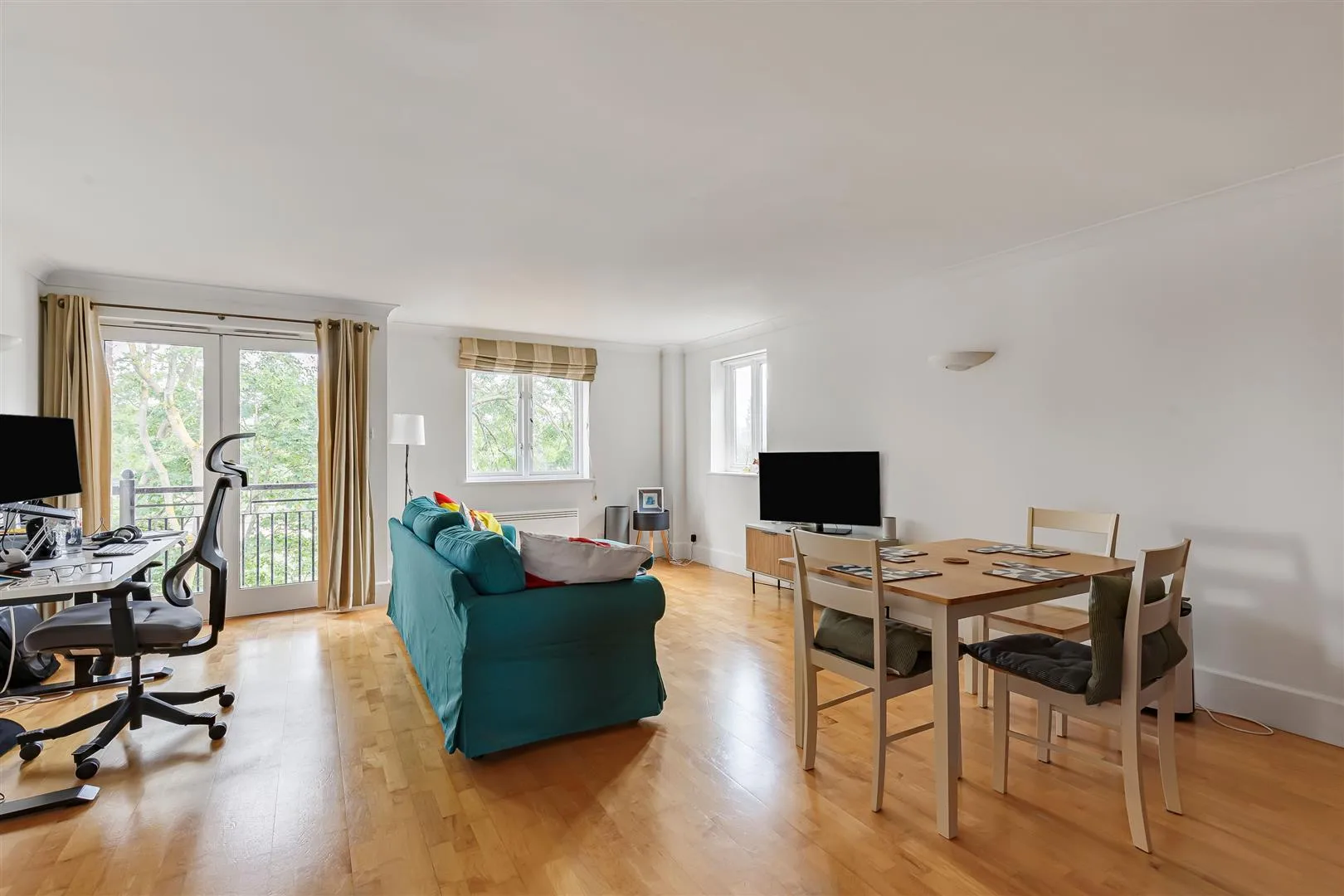 Flat Mortlake High Street in Greater London
