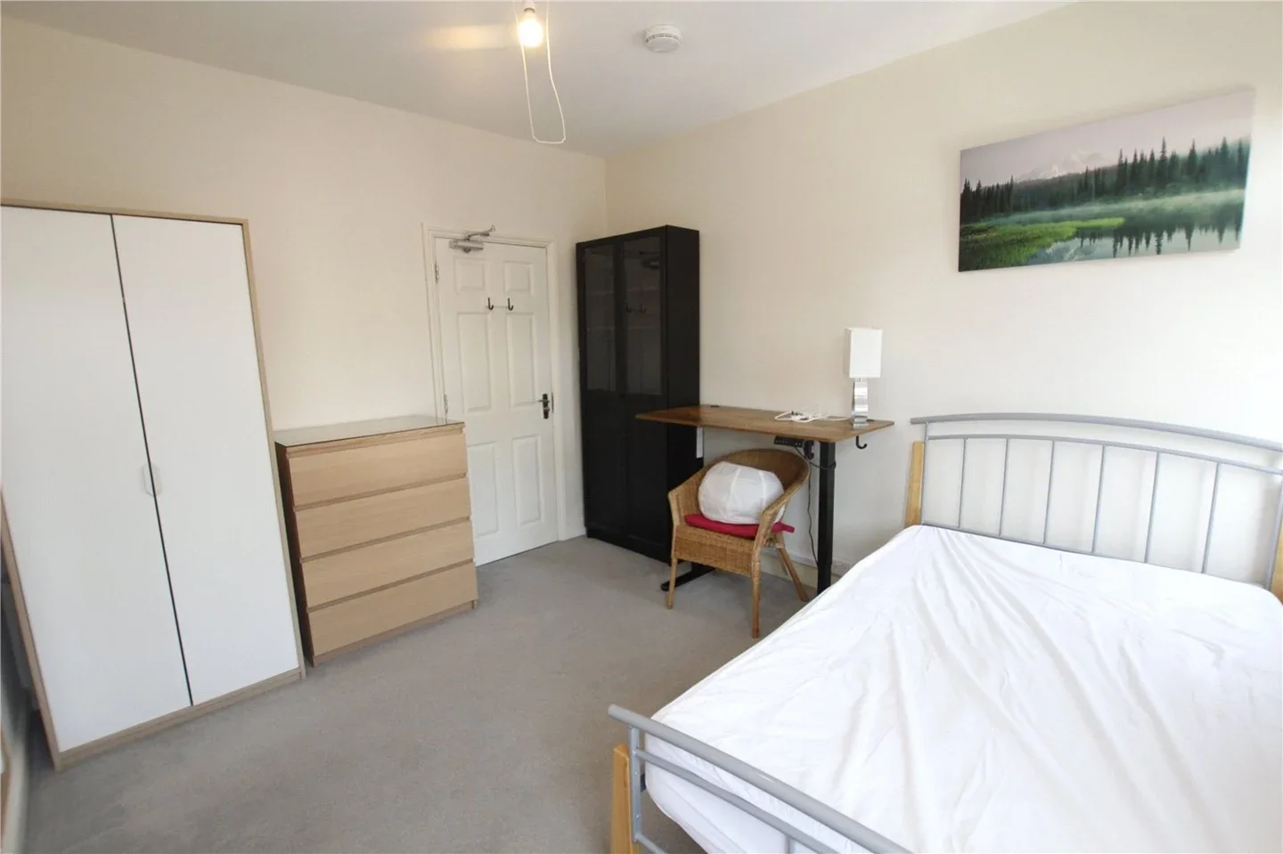 Room Beatrice Street in Swindon