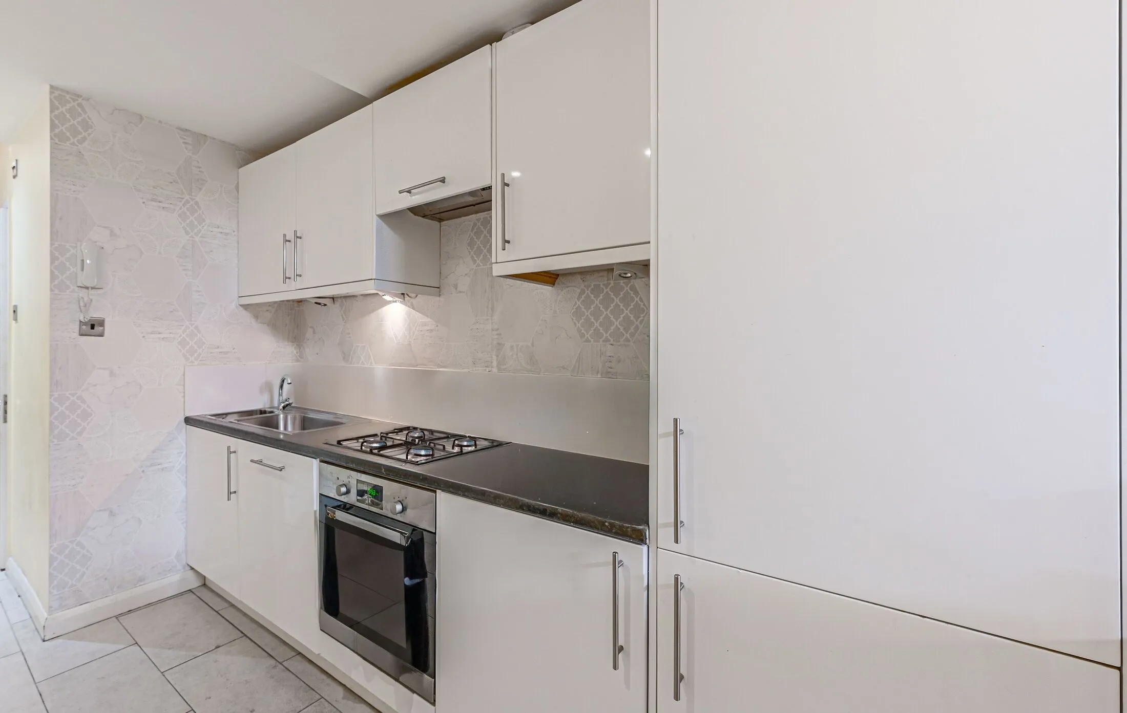 Flat Cornwall Gardens in Greater London