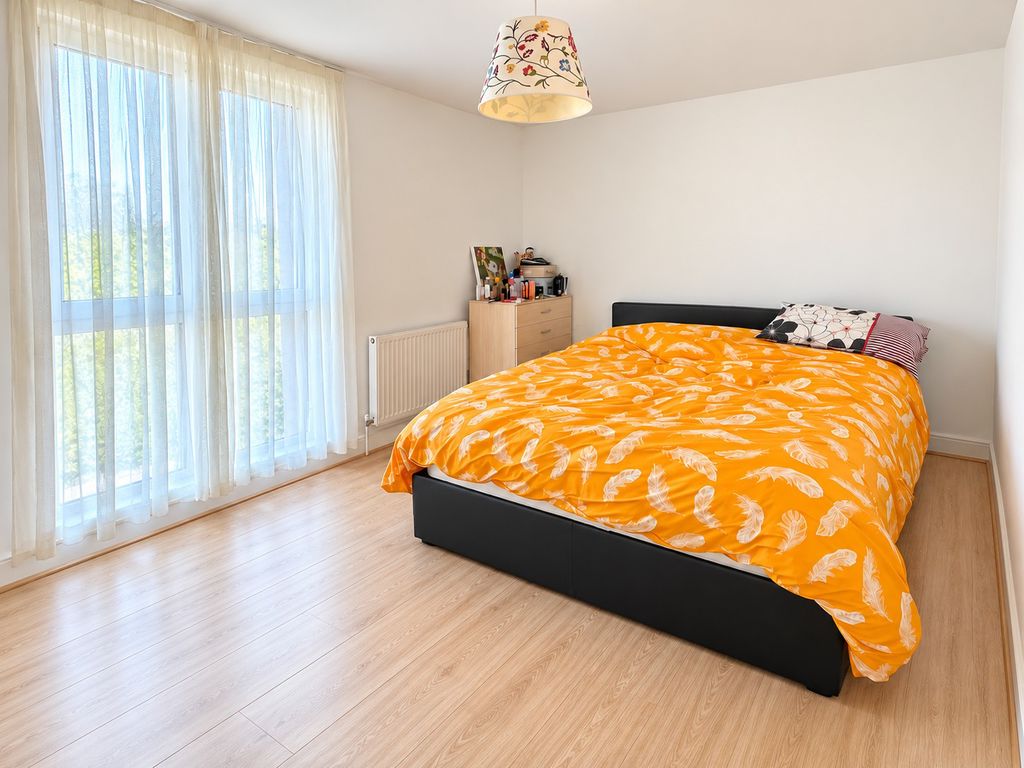 Flat Cedar Avenue in Greater London