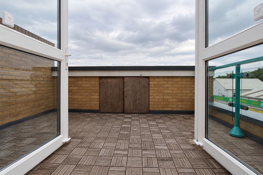 Flat Cedar Avenue in Greater London