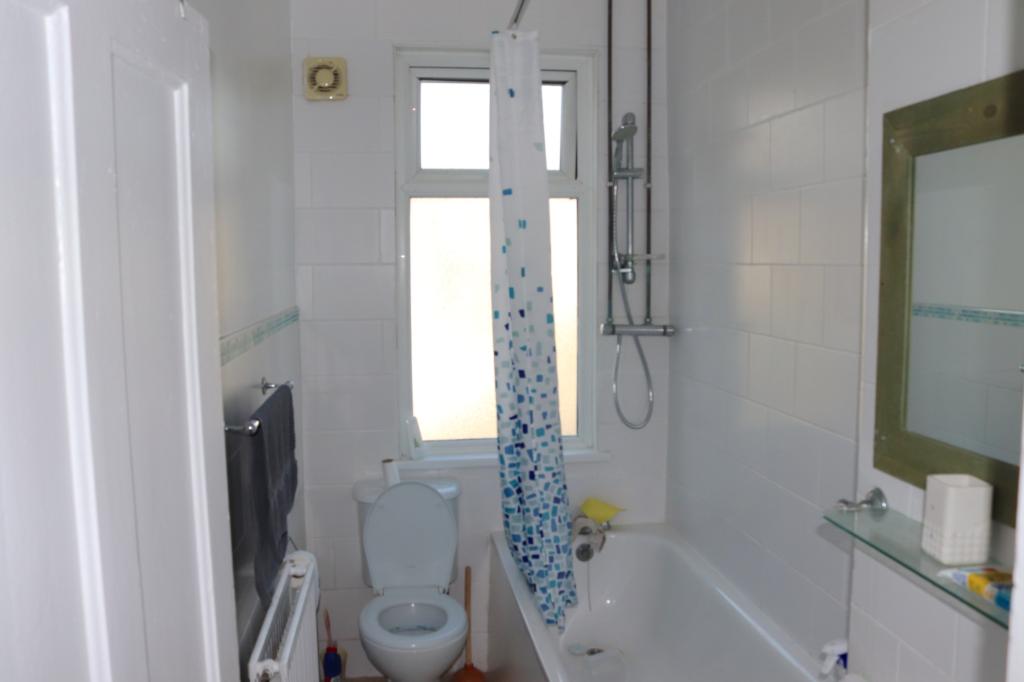 Flat Clarendon Gardens in Greater London