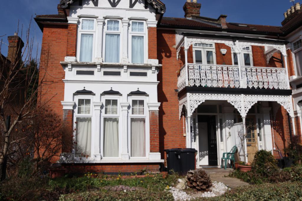 Flat Clarendon Gardens in Greater London