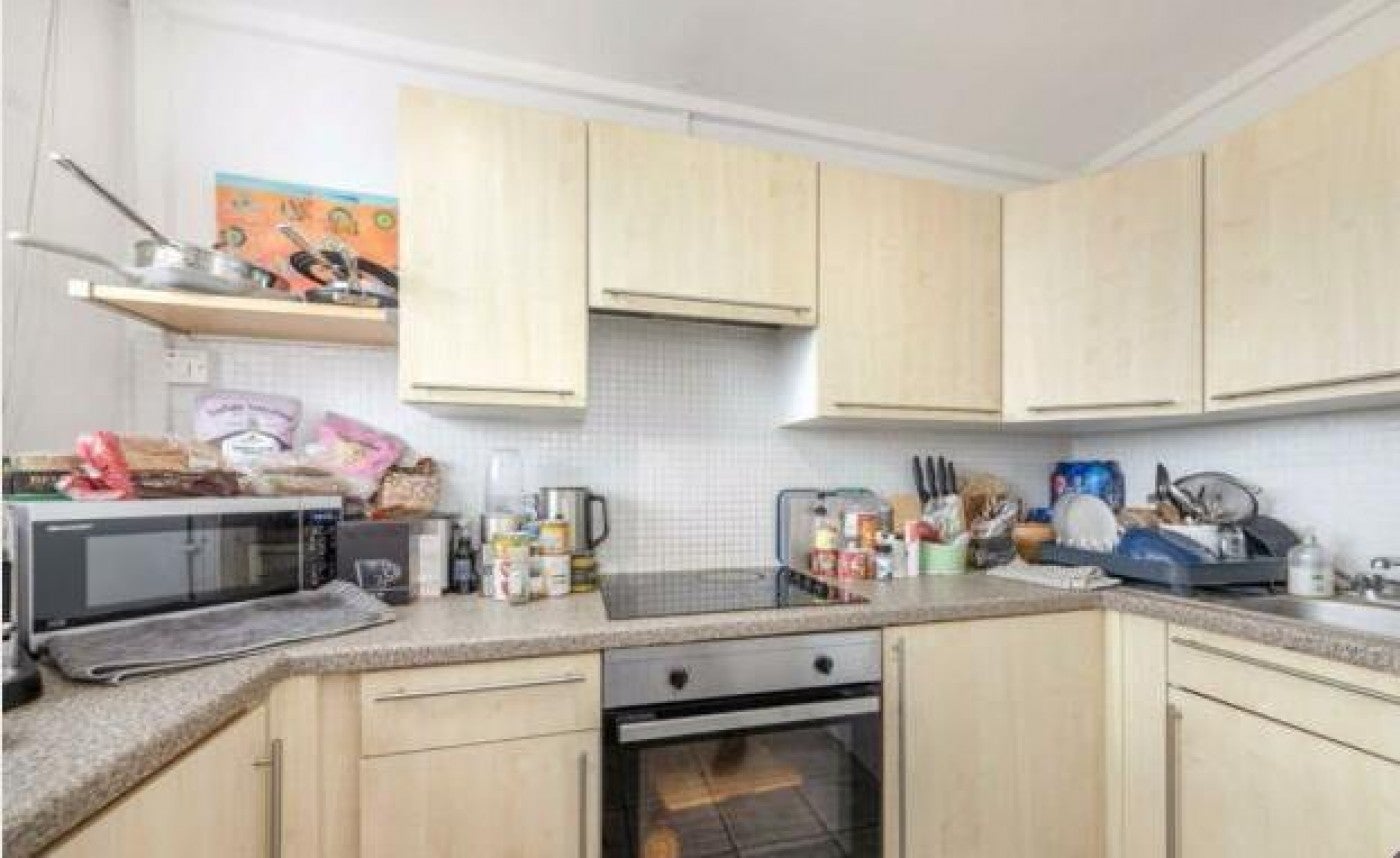Flat Glyndon Road in Greater London