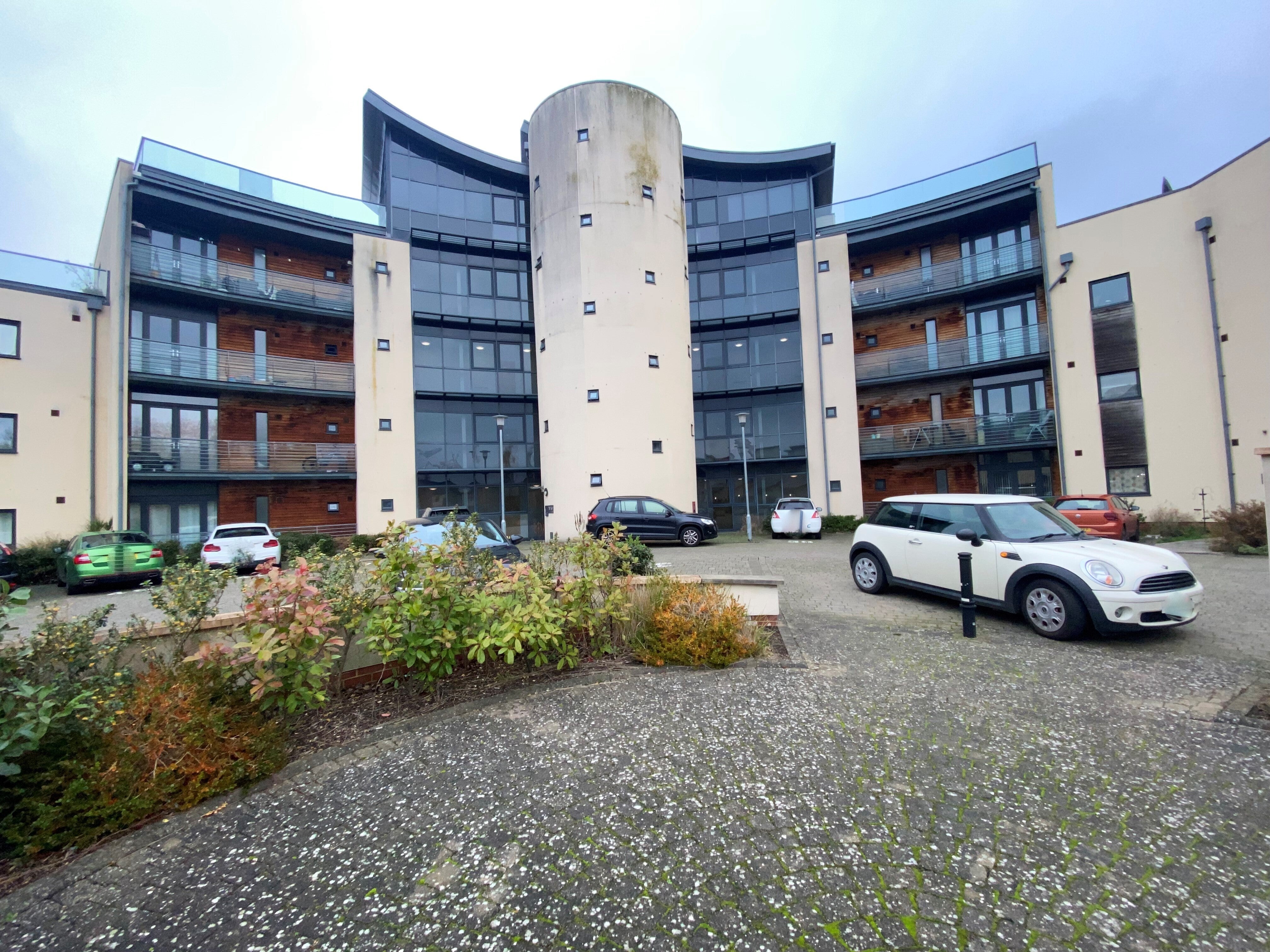 Flat Tunnicliffe Close in Swindon